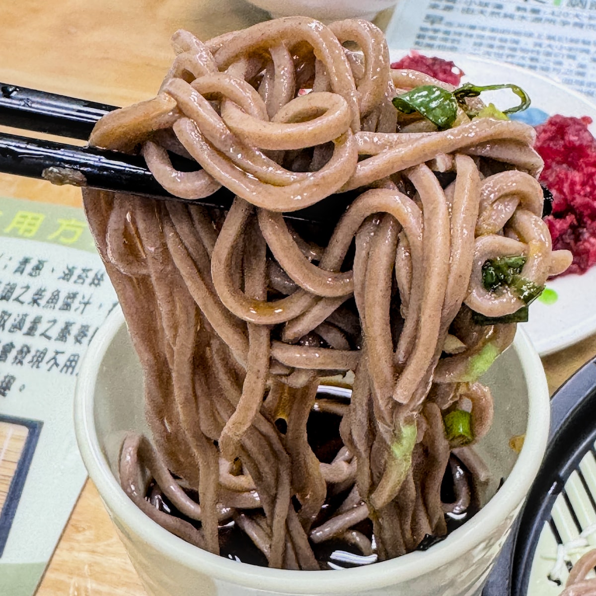 高雄美食推薦｜阿益蕎麥綠藻麵涼麵：鳳山必吃清爽系早午餐，紅糟肉與綠藻麵的完美邂逅
