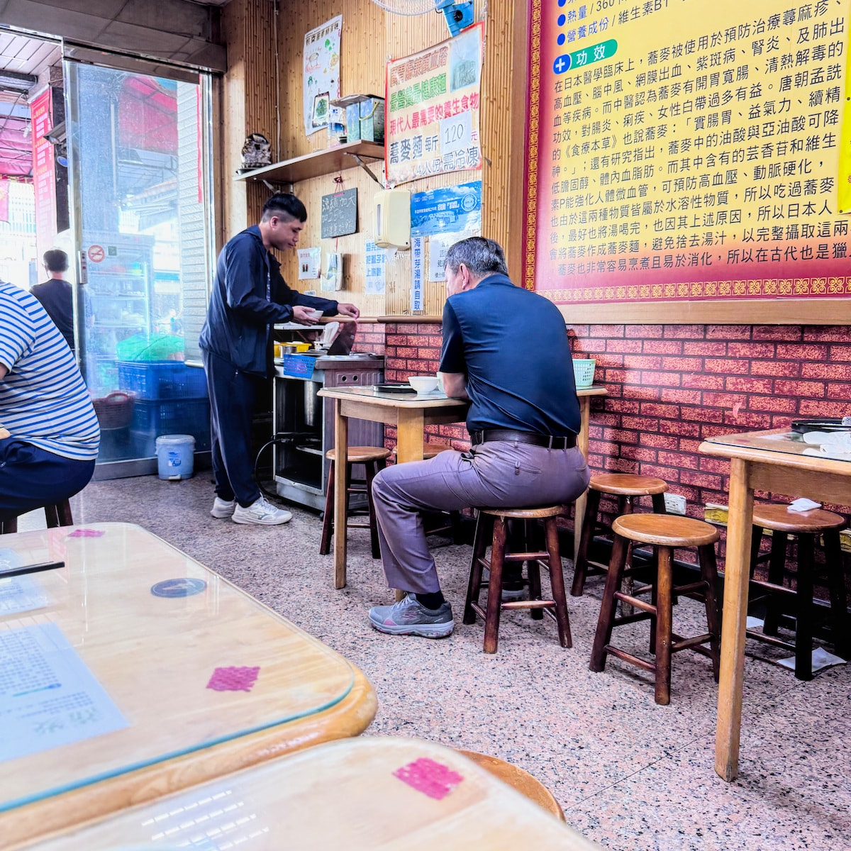 高雄美食推薦｜阿益蕎麥綠藻麵涼麵：鳳山必吃清爽系早午餐，紅糟肉與綠藻麵的完美邂逅