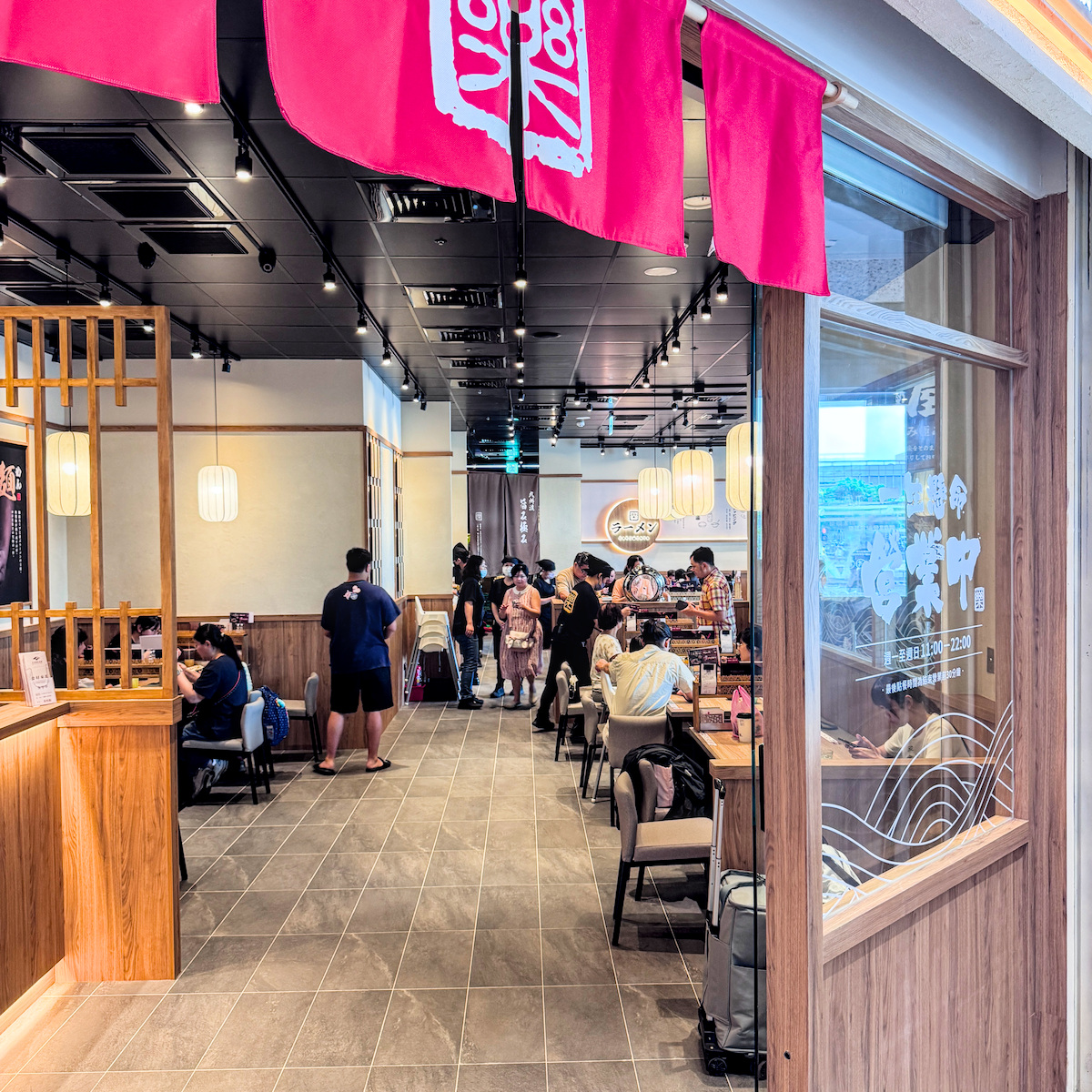 樂麵屋高雄岡山店外觀：位於岡山樂購廣場1樓的南台灣唯一分店，日式木質裝潢引人注目