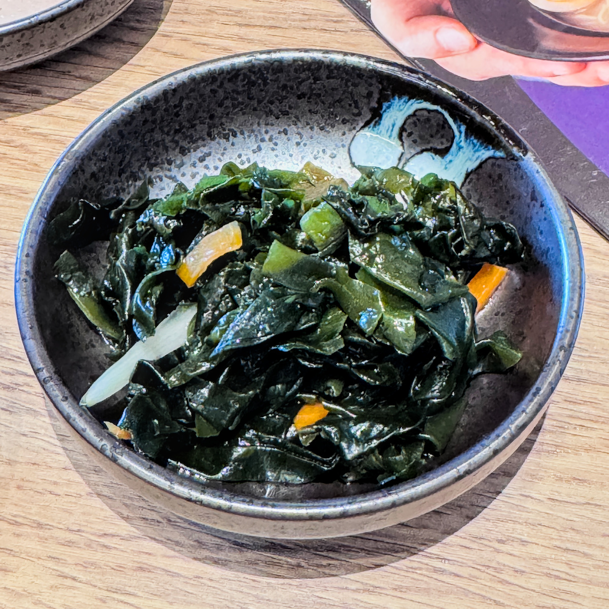 解膩首選免費日式小菜：樂麵屋醋漬海帶芽，口感滑嫩且微酸清爽