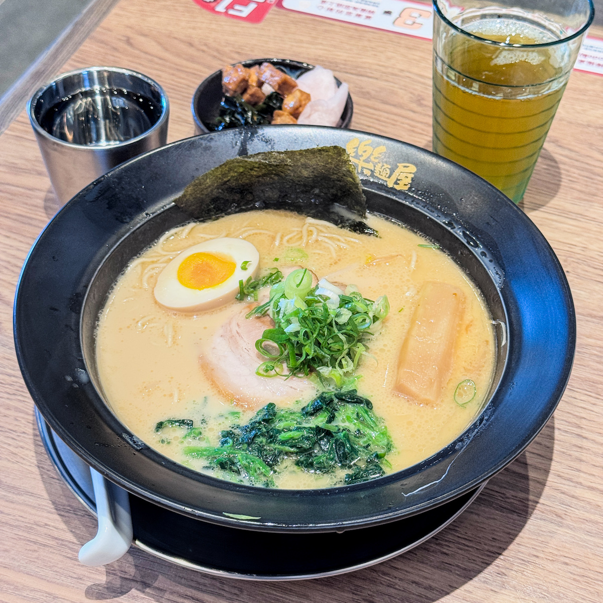 樂麵屋推薦必點：經典原味豚骨拉麵，附有糖心蛋、叉燒肉片與海苔的豐富配置