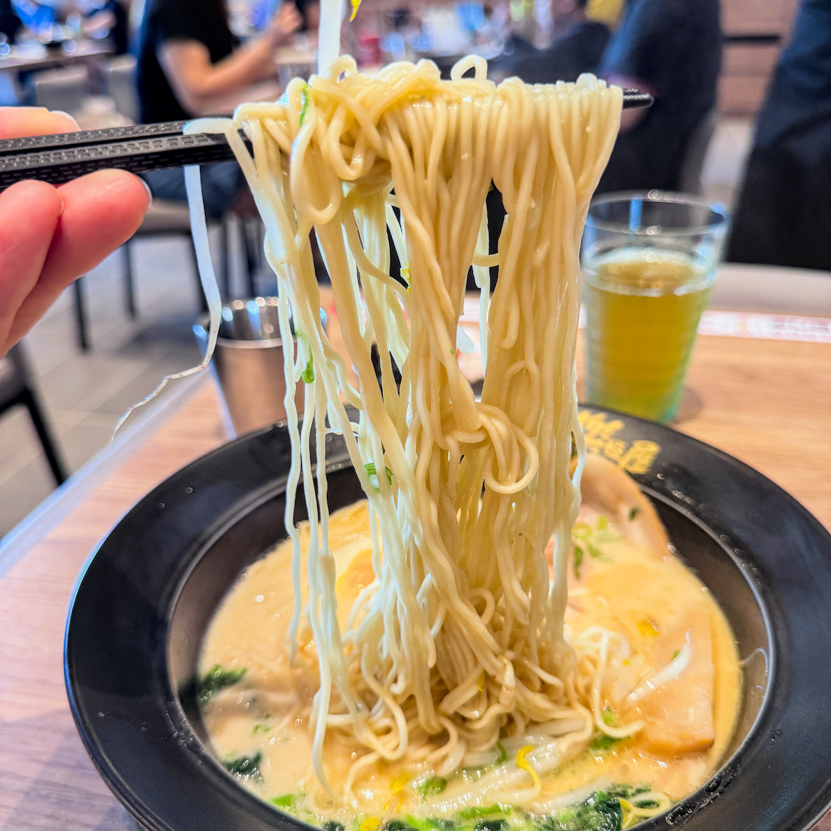 樂麵屋特製細麵，能完美吸附濃郁豚骨湯汁，軟硬度適中且提供免費加麵服務