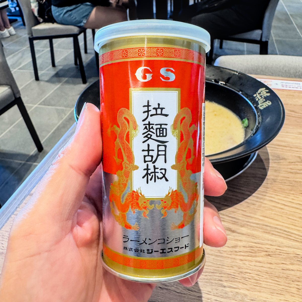 樂麵屋餐桌必備正宗日本調味料：拉麵胡椒與七味粉，增添豚骨拉麵高湯的層次風味