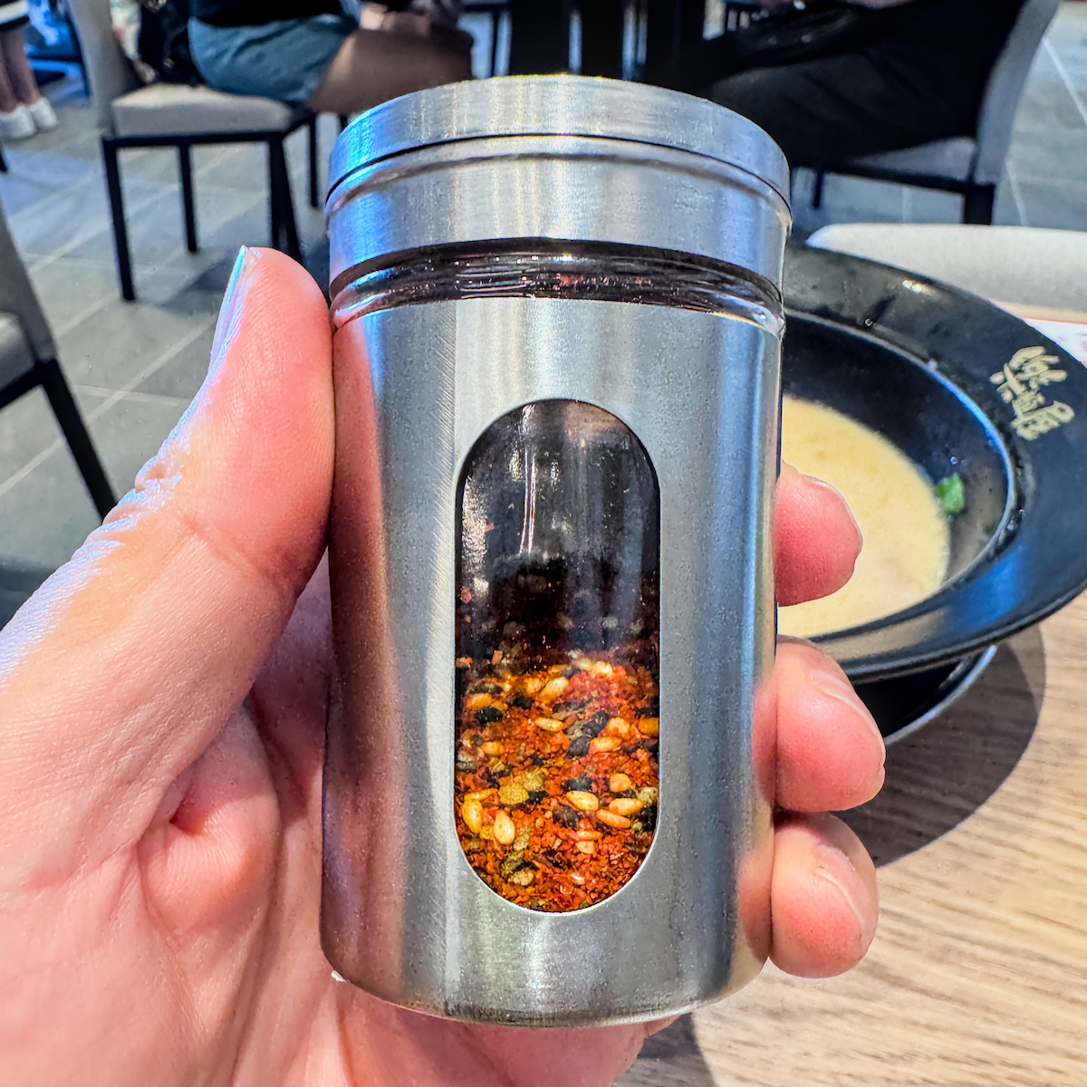將日式拉麵胡椒輕撒入乳白豚骨湯頭中，激發出職人系骨湯甘甜與辛香層次