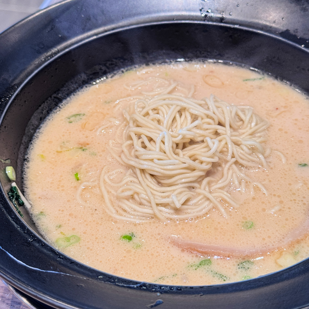 樂麵屋誠意十足的無限免費替玉加細麵服務，大食量拉麵控的高雄午餐超值選擇