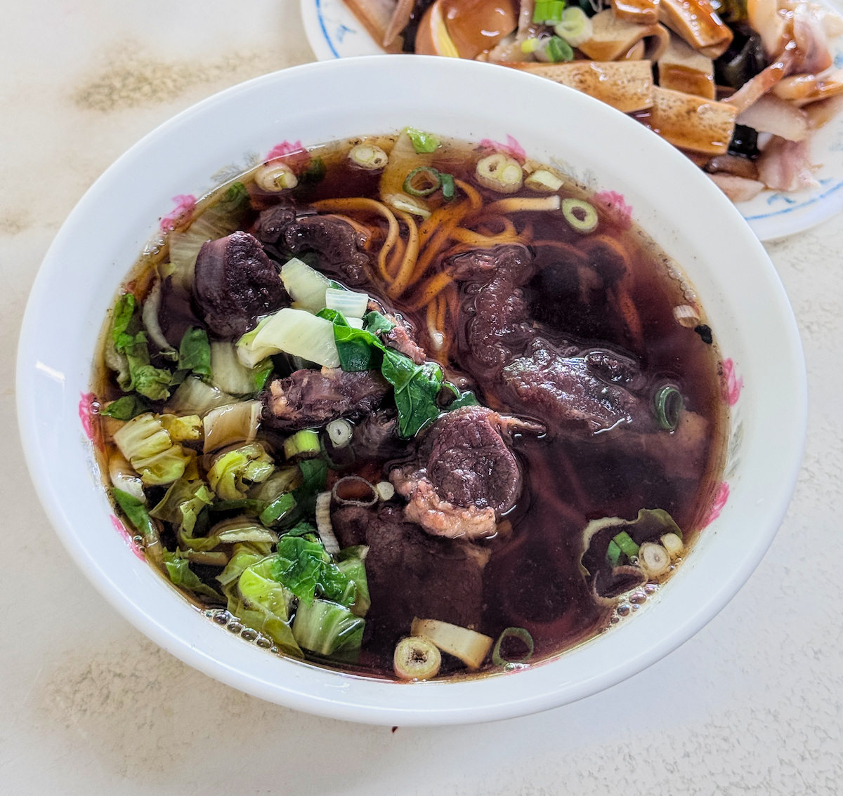 前峰牛肉麵|岡山低調老店藏著濃郁牛肉湯頭,在地人默默吃的高雄傳統美食 - 第8張圖 前峰牛肉麵|岡山低調老店藏著濃郁牛肉湯頭,在地人默默吃的高雄傳統美食