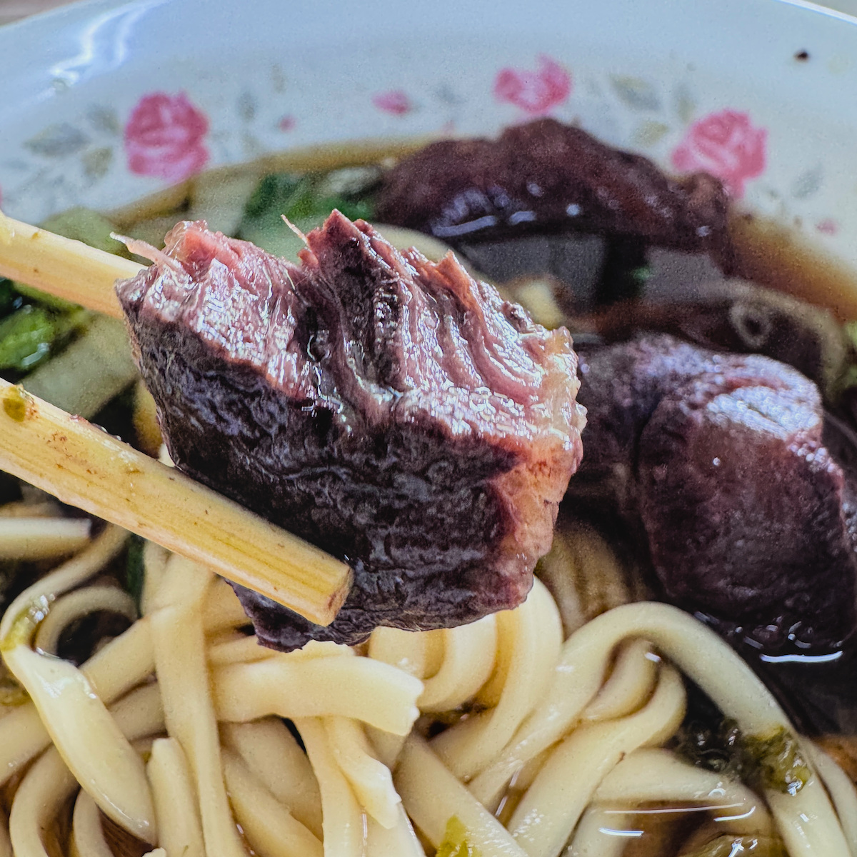 前峰牛肉麵|岡山低調老店藏著濃郁牛肉湯頭,在地人默默吃的高雄傳統美食 - 第13張圖 前峰牛肉麵|岡山低調老店藏著濃郁牛肉湯頭,在地人默默吃的高雄傳統美食