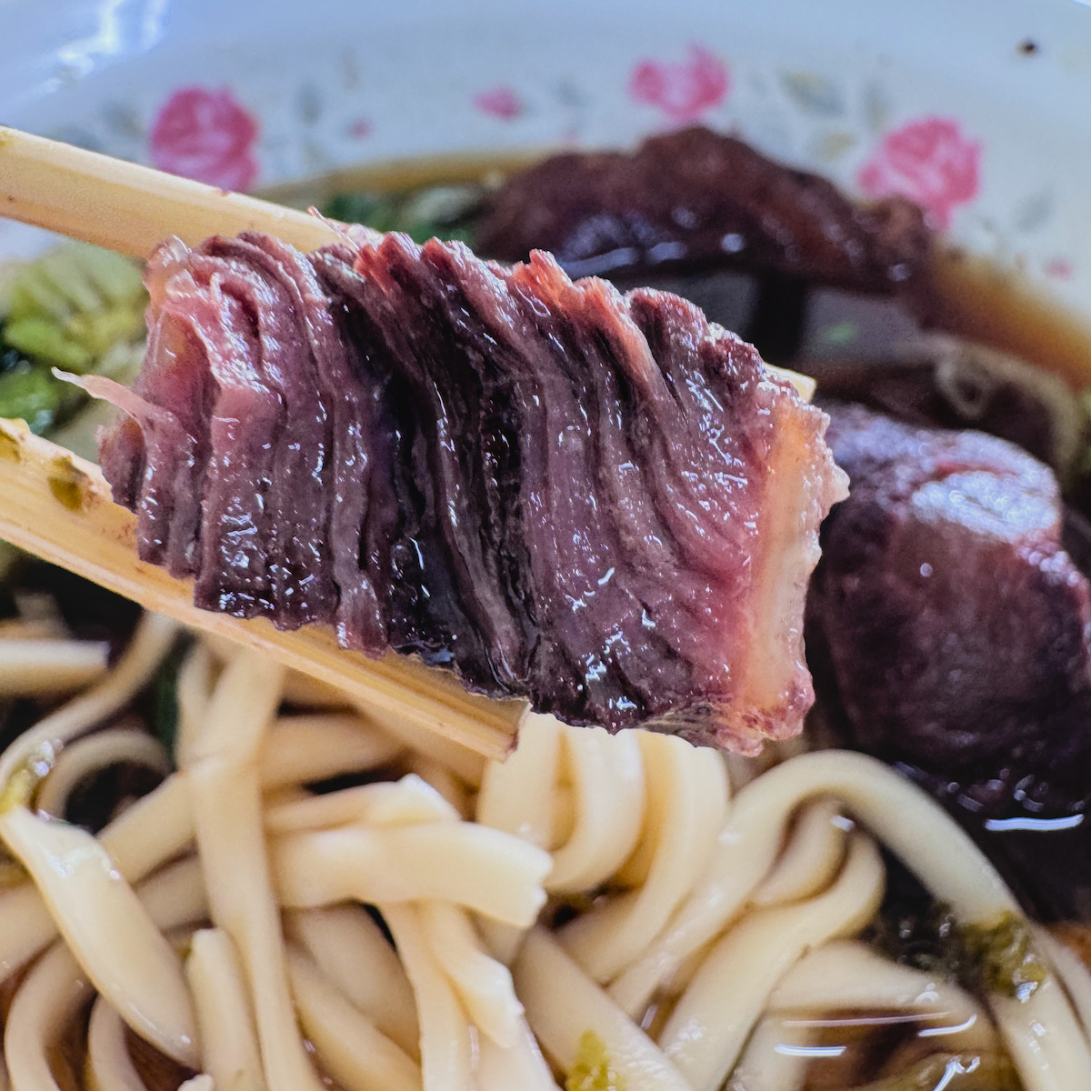 前峰牛肉麵|岡山低調老店藏著濃郁牛肉湯頭,在地人默默吃的高雄傳統美食 - 第14張圖 前峰牛肉麵|岡山低調老店藏著濃郁牛肉湯頭,在地人默默吃的高雄傳統美食