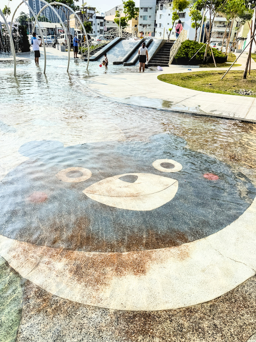 【高雄楠梓景點】享平公園水樂園：2026 免門票戲水天堂，更衣沖淋設施全紀錄，順遊慈雲寺黃金雨！
