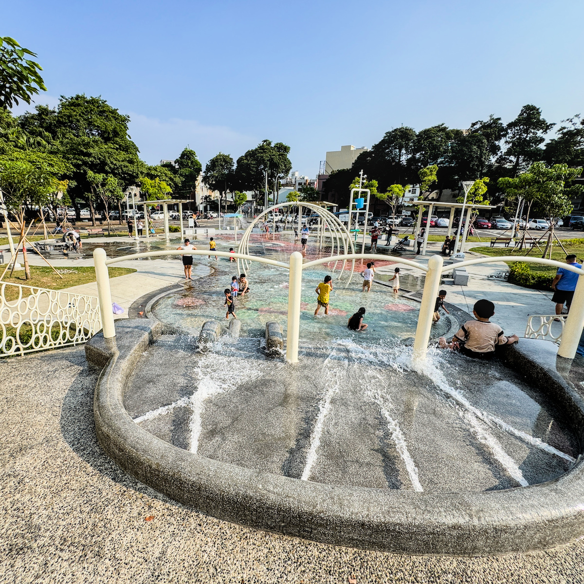 【高雄楠梓景點】享平公園水樂園：2026 免門票戲水天堂，更衣沖淋設施全紀錄，順遊慈雲寺黃金雨！