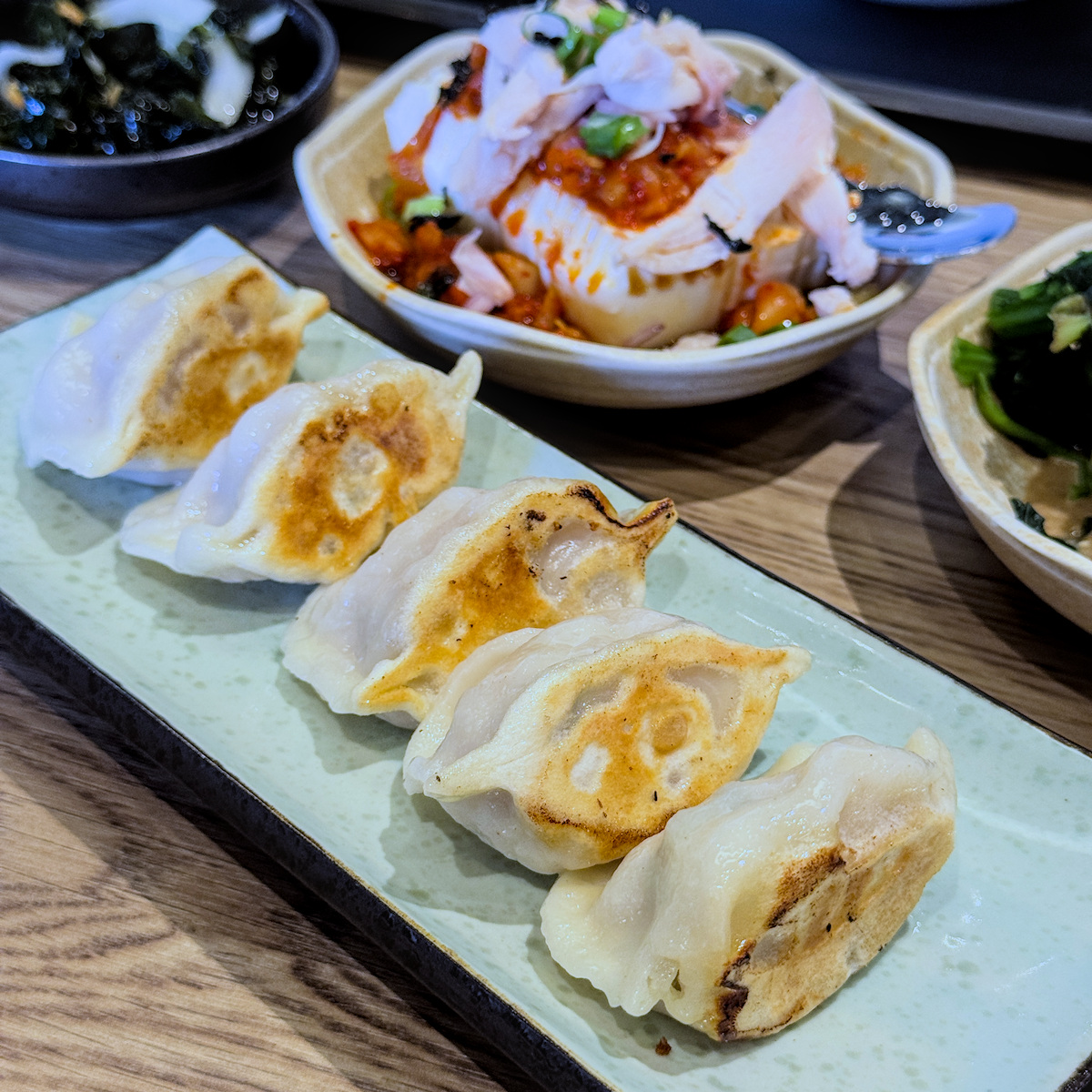 樂麵屋人氣必點副食：外皮帶有Q度的日式招牌煎餃，一盤六顆適合搭配拉麵享用