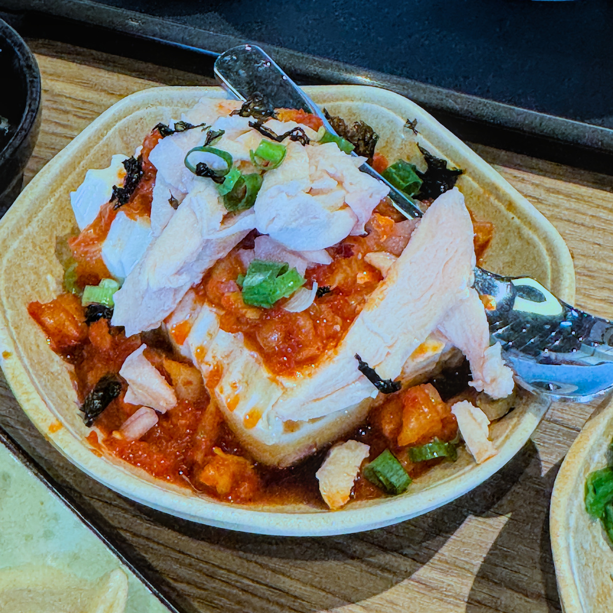 令人印象深刻的樂麵屋特色小菜：泡菜舒肥雞豆腐，酸辣開胃且層次豐富