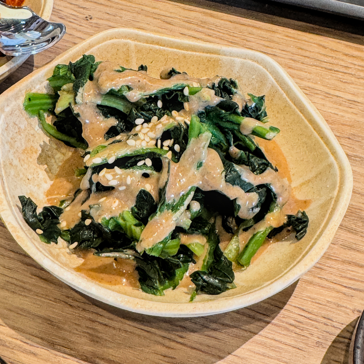 清爽解膩的高雄午餐配菜選擇：樂麵屋日式芝麻醬菠菜，胡麻香氣濃郁鮮嫩