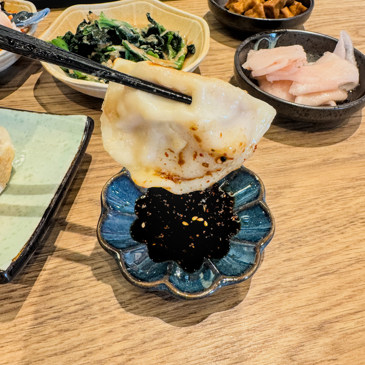 外皮口感Ｑ軟、內餡鮮美多汁的樂麵屋日式煎餃，搭配醬汁更添風味