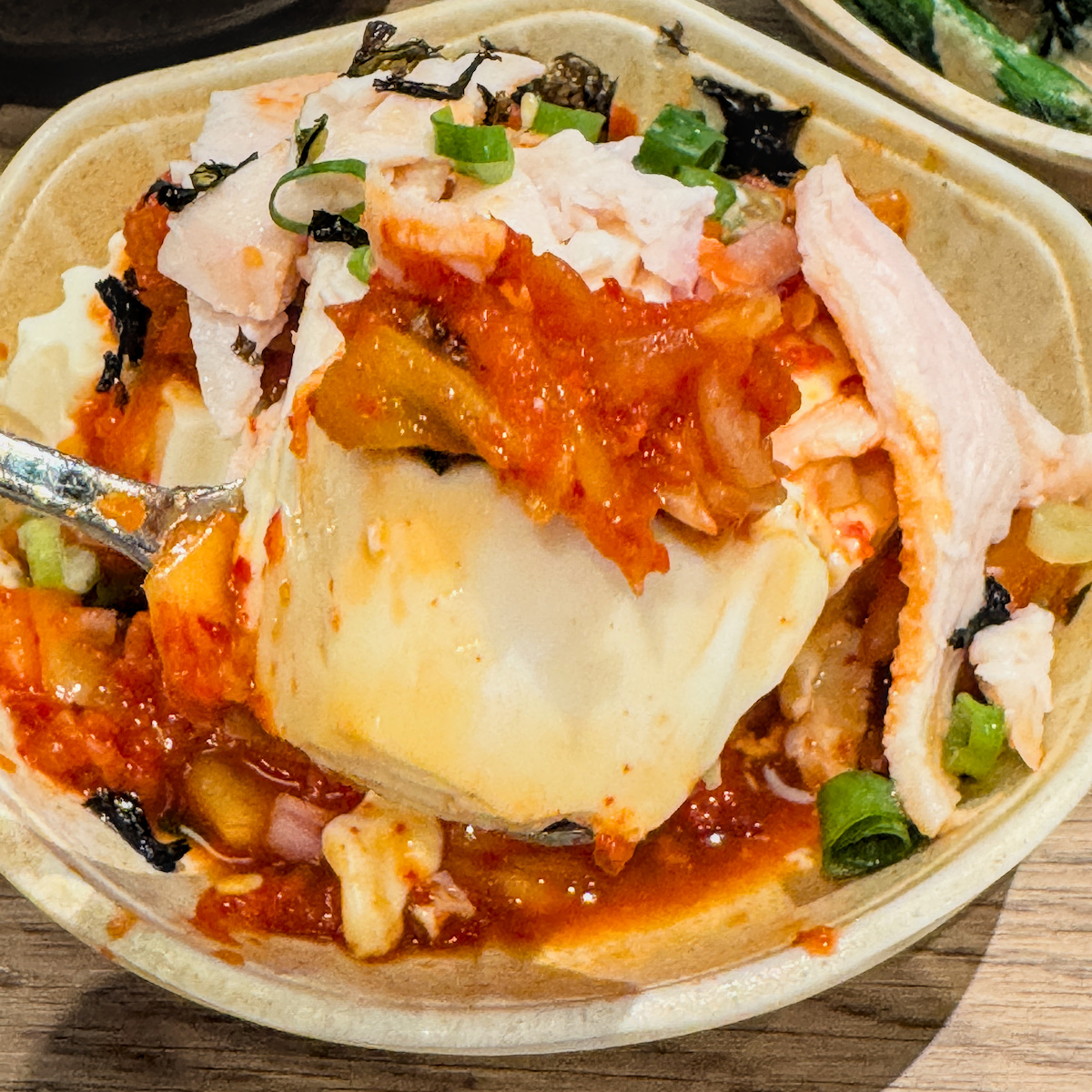 韓式泡菜、鮮嫩舒肥雞肉肉片與水嫩豆腐的完美結合，高雄岡山樂麵屋開胃推薦