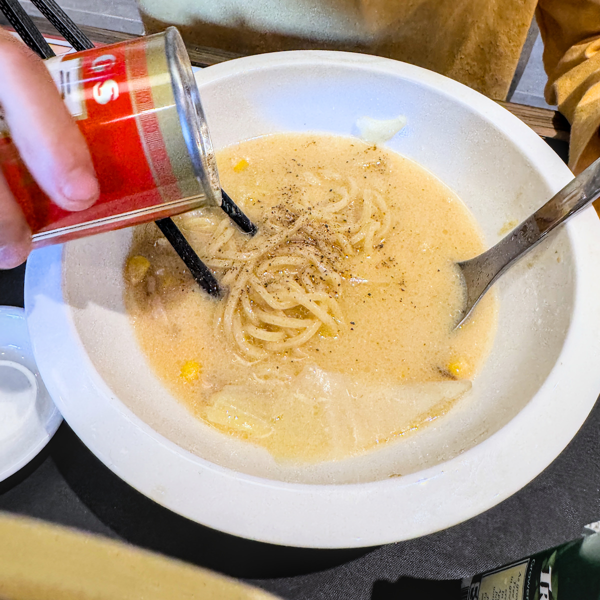香嫩多汁的樂麵屋日式炸雞塊與現切新鮮芭樂水果，為兒童餐點增添豐富度