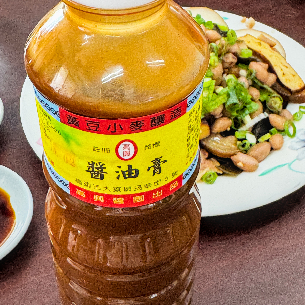 老楊牛肉麵桌上擺放的岡山知名志斌辣椒醬罐裝佐料