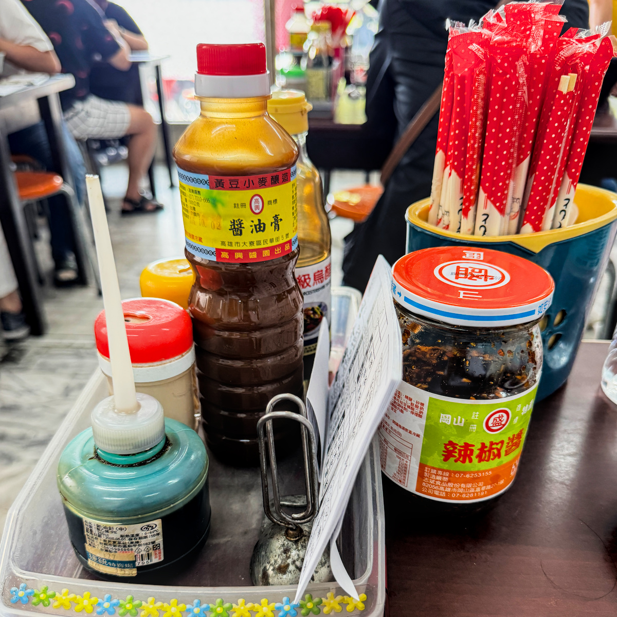 老楊牛肉麵餐桌上提供的大寮在地高興醬油膏與傳統醬料