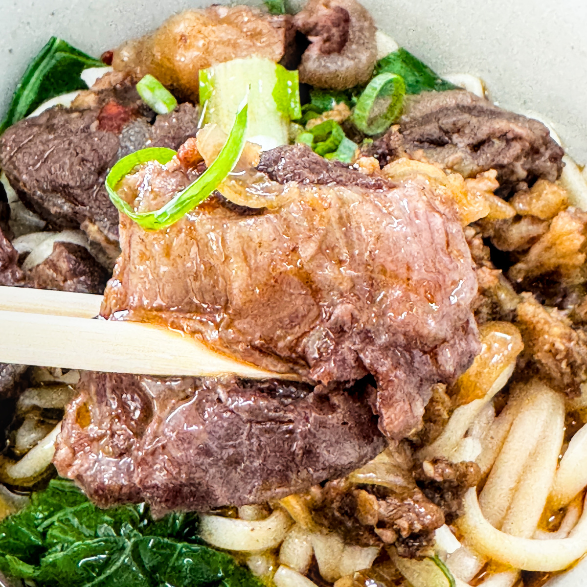 老楊牛肉麵選用口感Q彈且充分吸附老滷醬汁的拉麵麵條