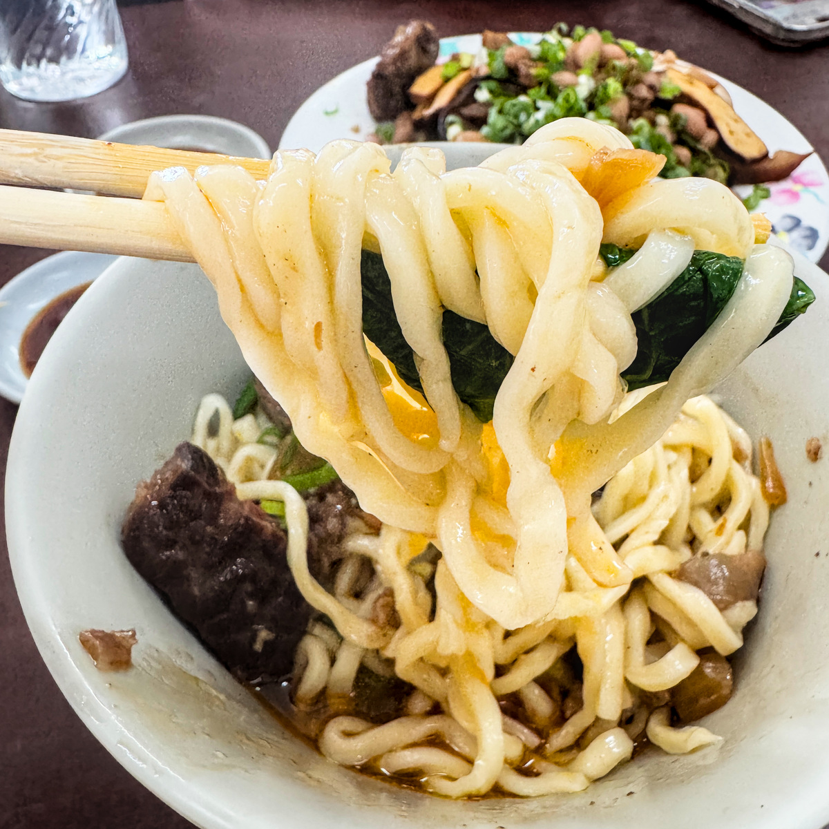 老楊牛肉麵分量十足且燉煮入味的厚切牛肉塊近照