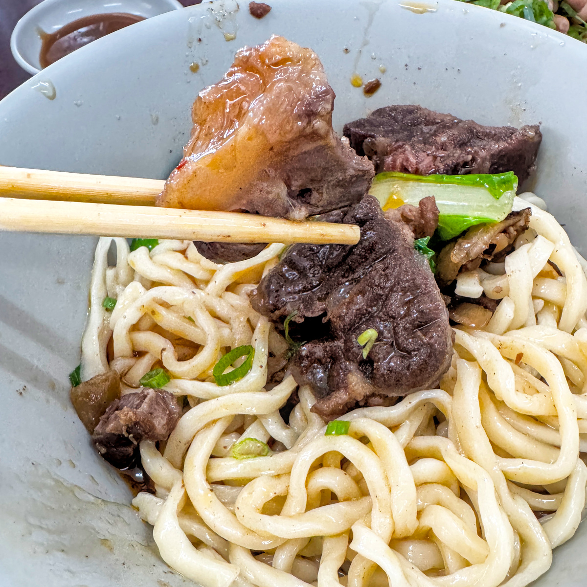點牛肉拌麵免費附贈的清爽甘甜大骨清湯