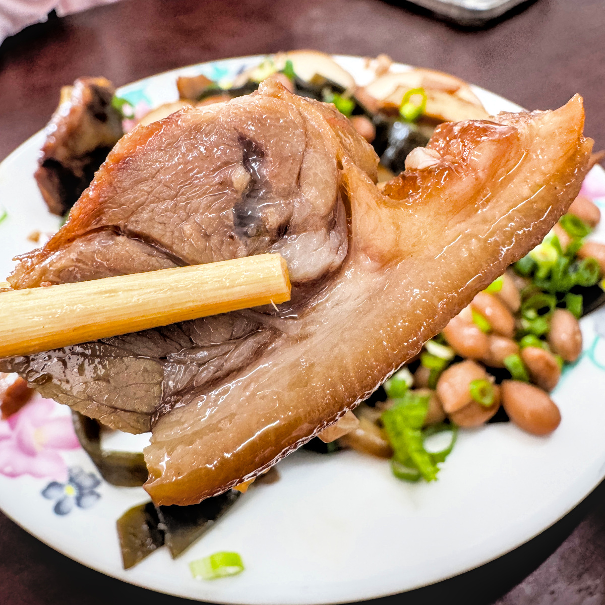 老楊牛肉麵滷味拼盤特寫，推薦必加的飽滿多汁滷香菇與香滷花生
