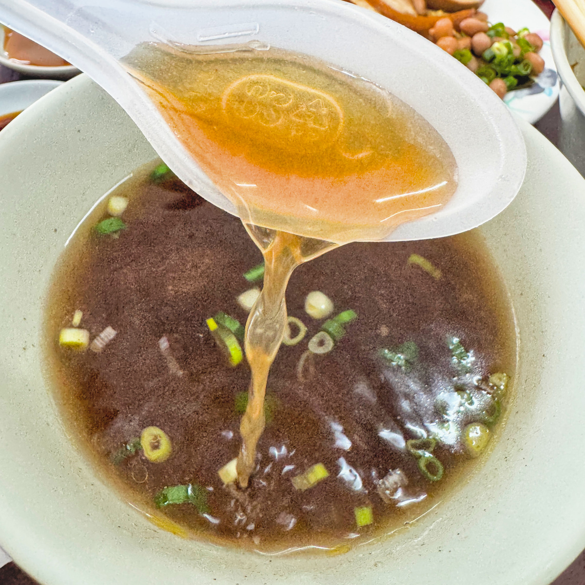 老楊牛肉麵招牌牛肉拌麵搭配一整盤黑金滷味小吃的豐盛台式午餐