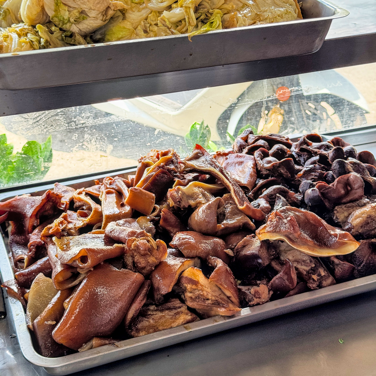 大寮老楊牛肉麵店內寬敞明亮的用餐環境與木質桌椅座位區