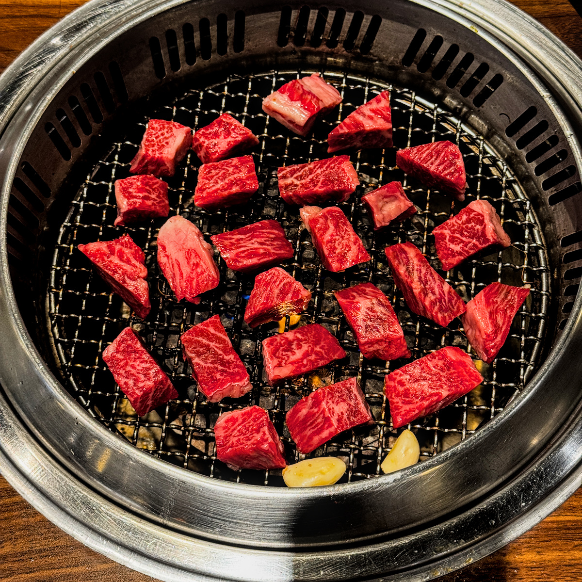 高雄好吃韓式燒肉-姜滿堂多汁香濃的頂級直火烤角切和牛特寫