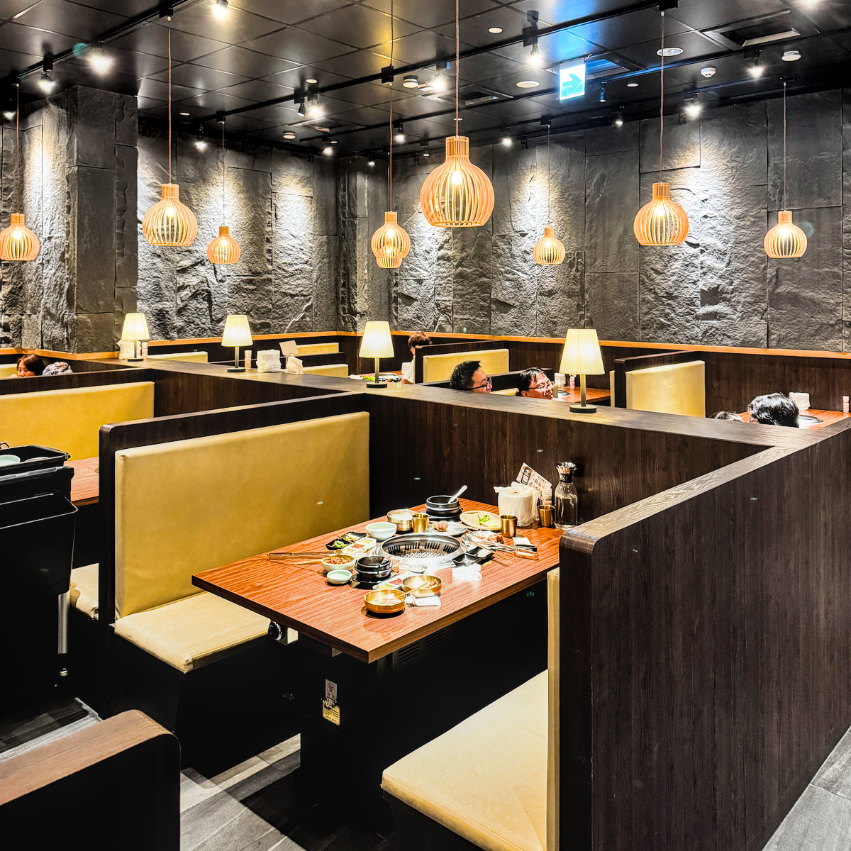 高雄聚餐餐廳推薦-姜滿堂韓式直火燒肉店內包廂式座位與優質排煙設備