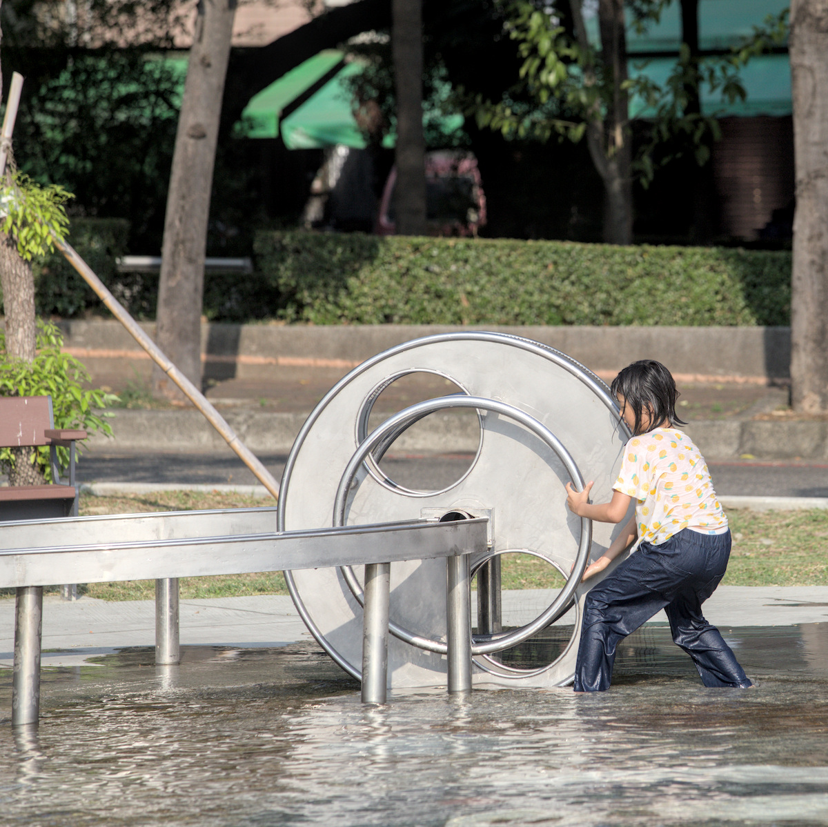【高雄楠梓景點】享平公園水樂園：2026 免門票戲水天堂，更衣沖淋設施全紀錄，順遊慈雲寺黃金雨！