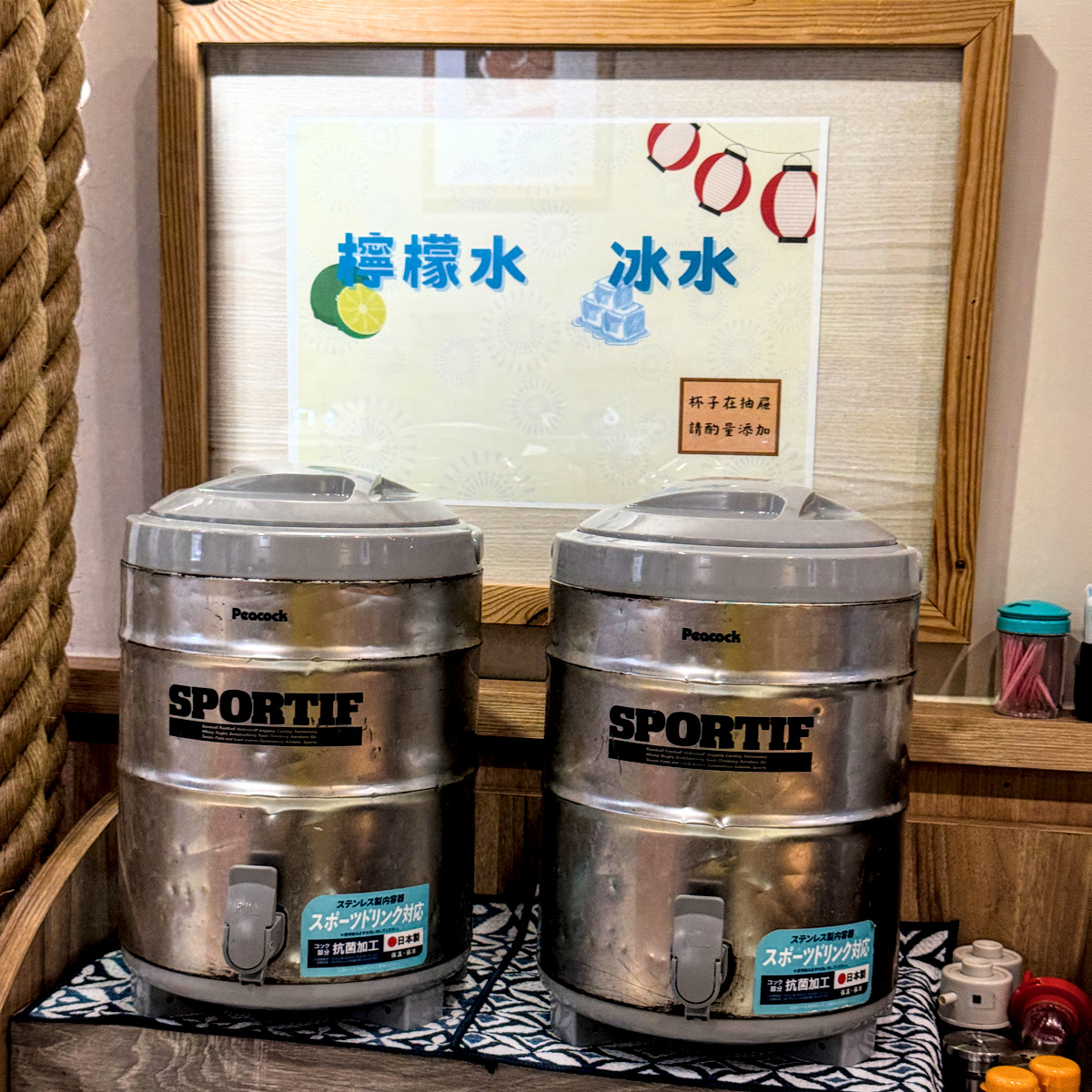 豐王日式拉麵吧台座位視角，讓顧客能專注品嚐拉麵的獨立用餐空間