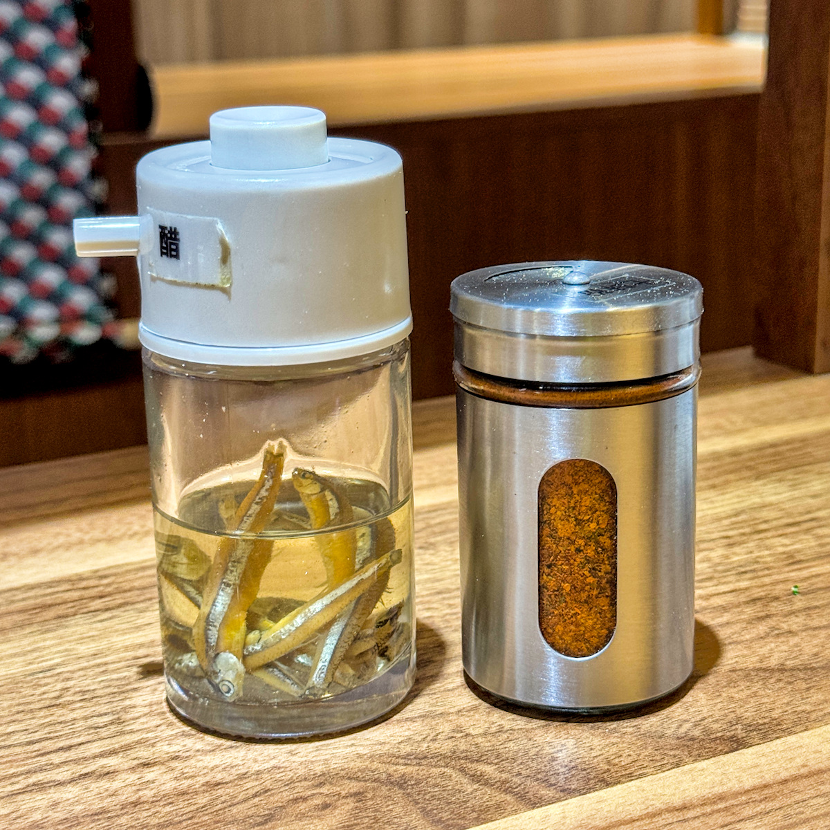 豐王日式拉麵店內細節裝飾，日式風格擺飾與掛畫，增添店內質感