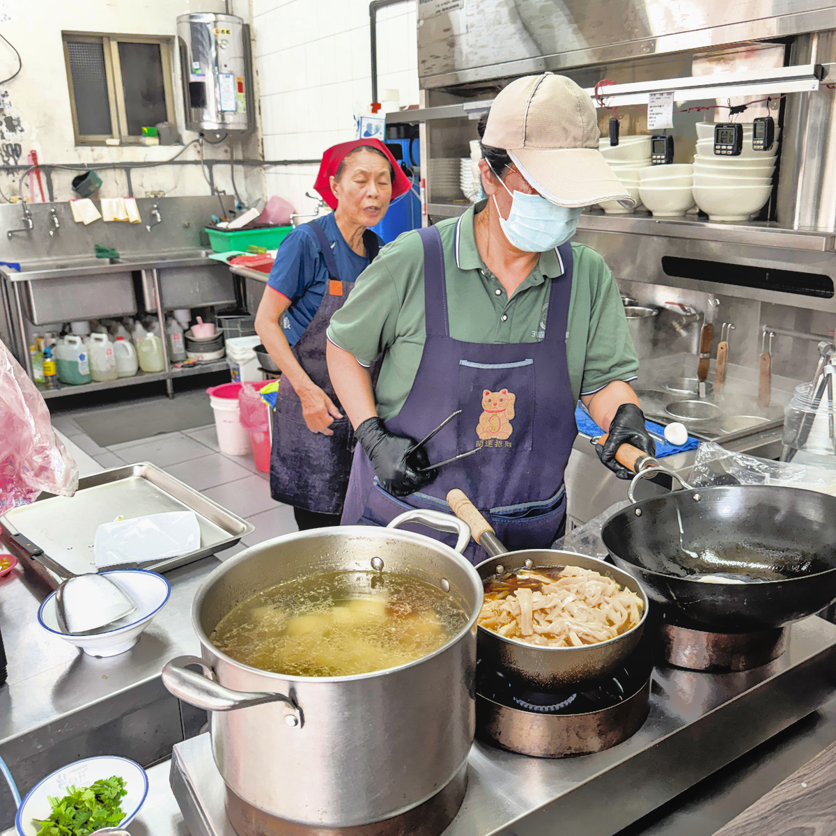 318霸王牛肉麵｜鳳山超人氣牛肉麵推薦！天然湯頭、巨無霸腿庫飯，高雄美食必吃名單