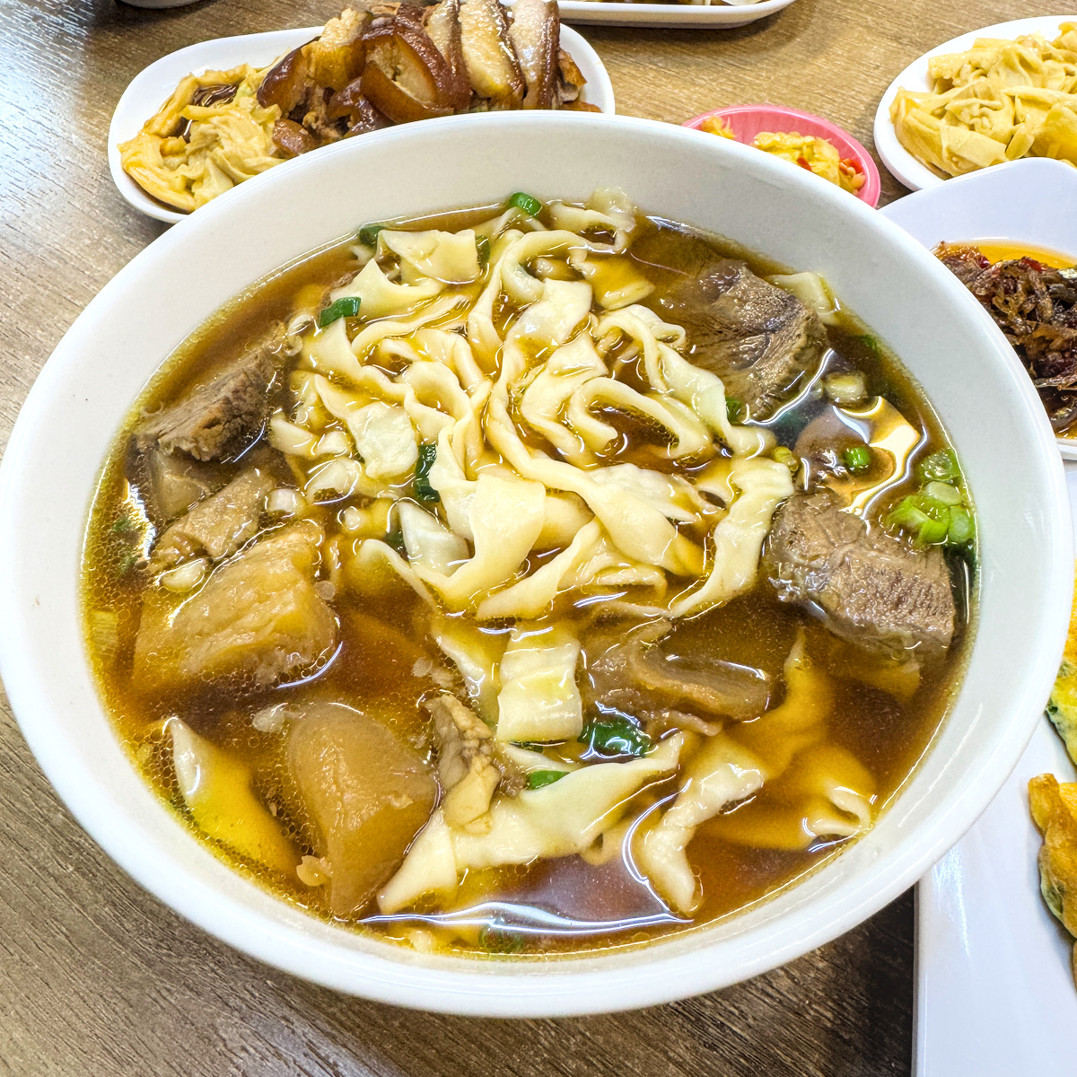 318霸王牛肉麵｜鳳山超人氣牛肉麵推薦！天然湯頭、巨無霸腿庫飯，高雄美食必吃名單