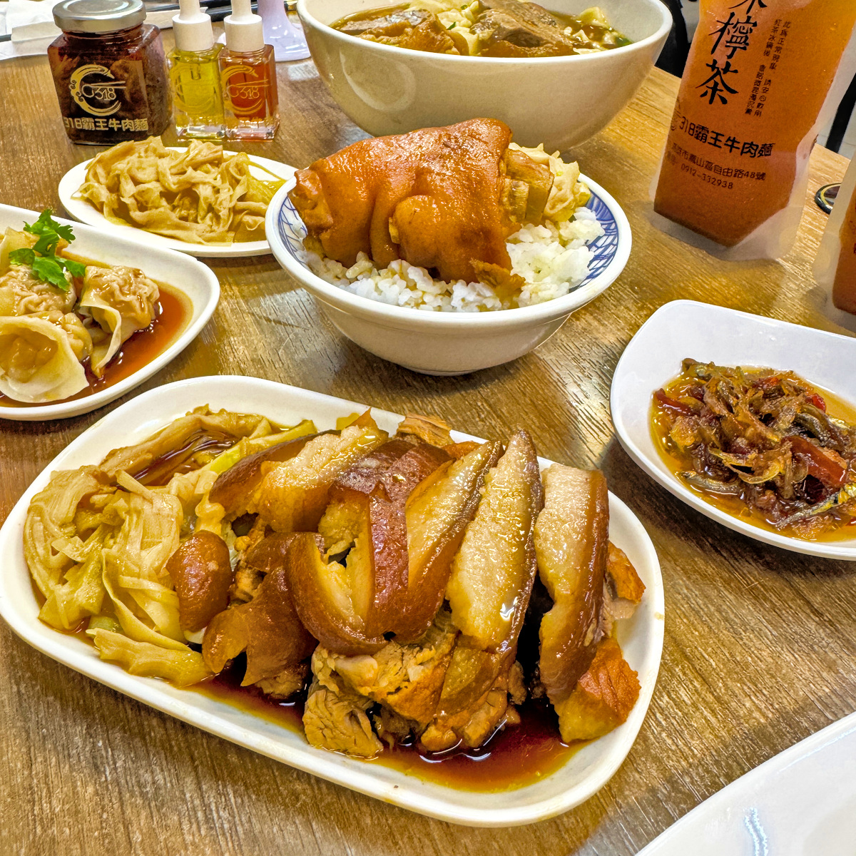 318霸王牛肉麵｜鳳山超人氣牛肉麵推薦！天然湯頭、巨無霸腿庫飯，高雄美食必吃名單