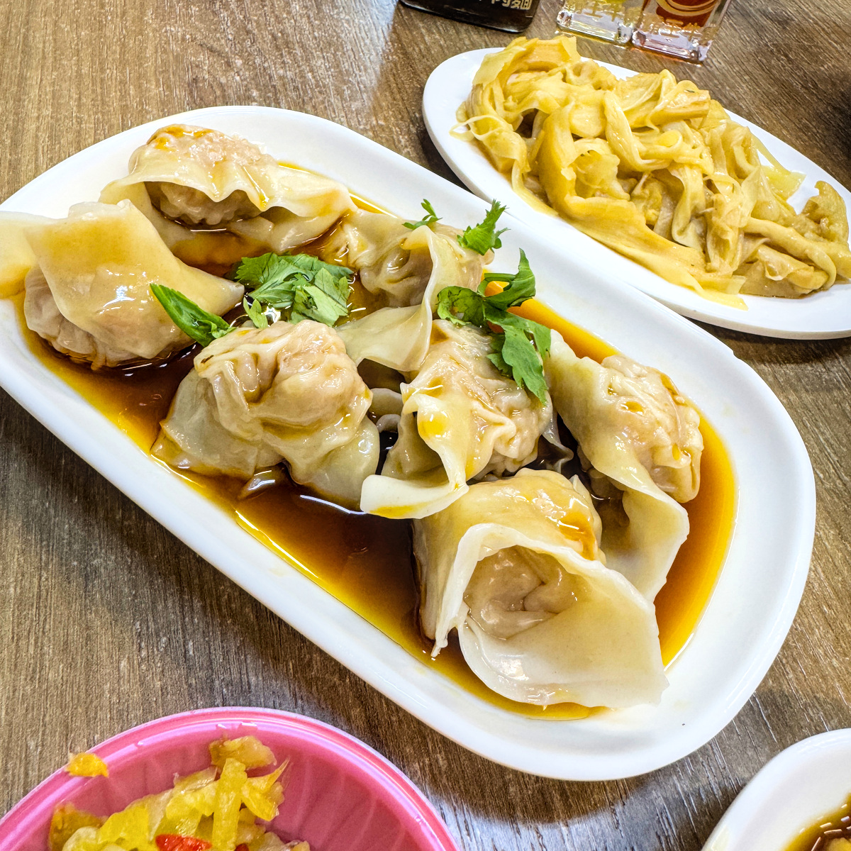 318霸王牛肉麵｜鳳山超人氣牛肉麵推薦！天然湯頭、巨無霸腿庫飯，高雄美食必吃名單