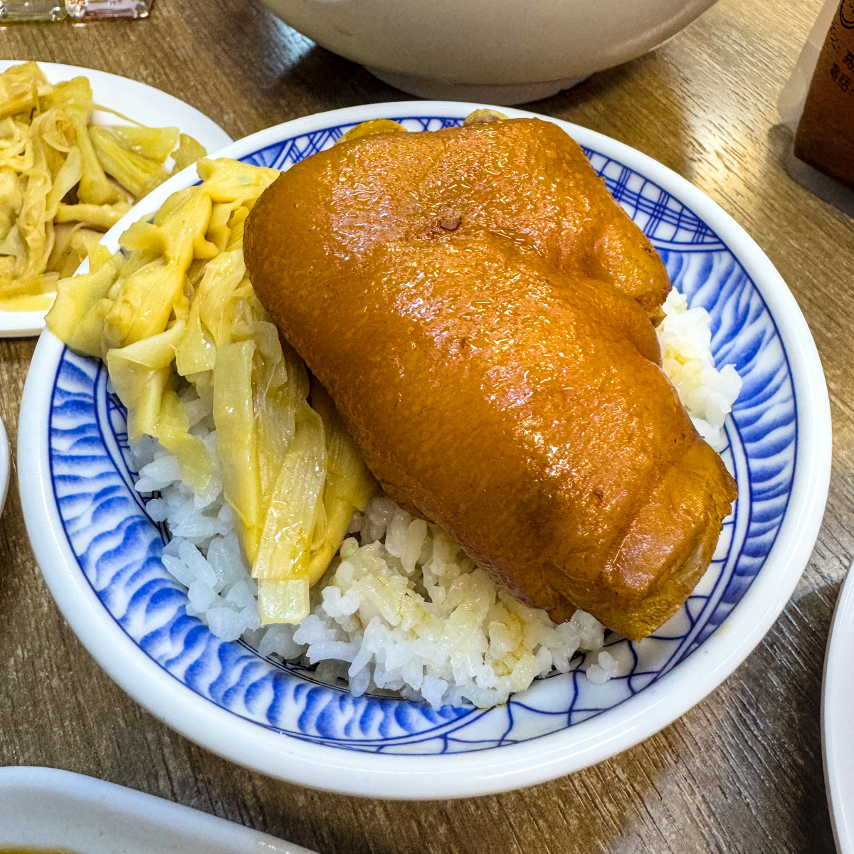 318霸王牛肉麵｜鳳山超人氣牛肉麵推薦！天然湯頭、巨無霸腿庫飯，高雄美食必吃名單