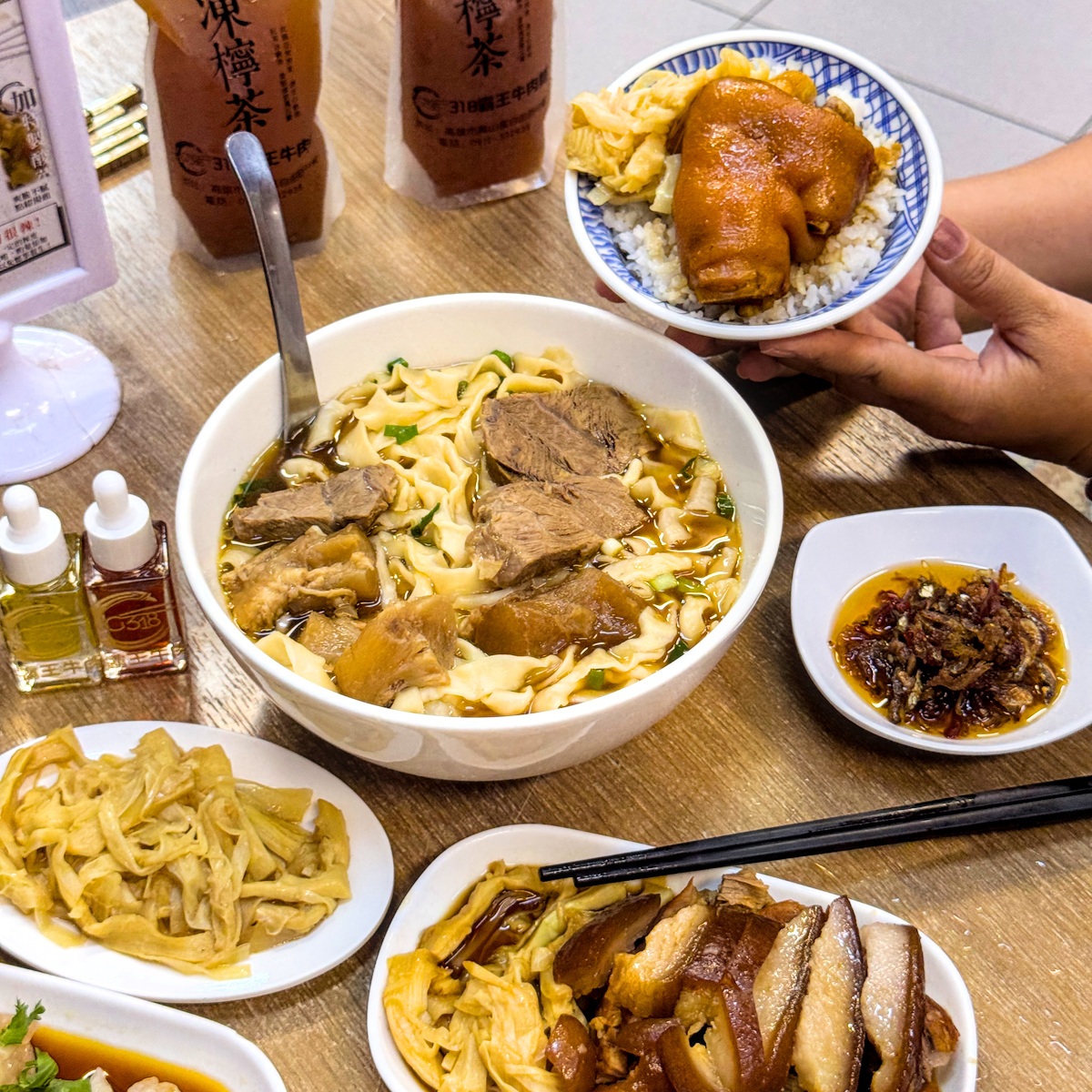 318霸王牛肉麵｜鳳山超人氣牛肉麵推薦！天然湯頭、巨無霸腿庫飯，高雄美食必吃名單
