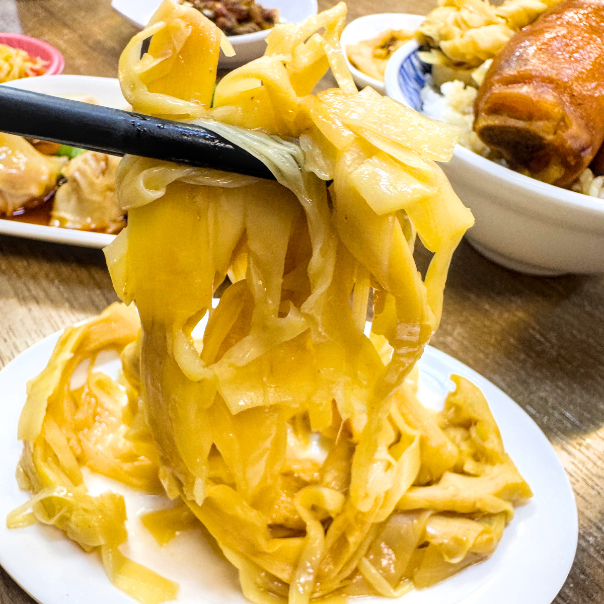 318霸王牛肉麵｜鳳山超人氣牛肉麵推薦！天然湯頭、巨無霸腿庫飯，高雄美食必吃名單