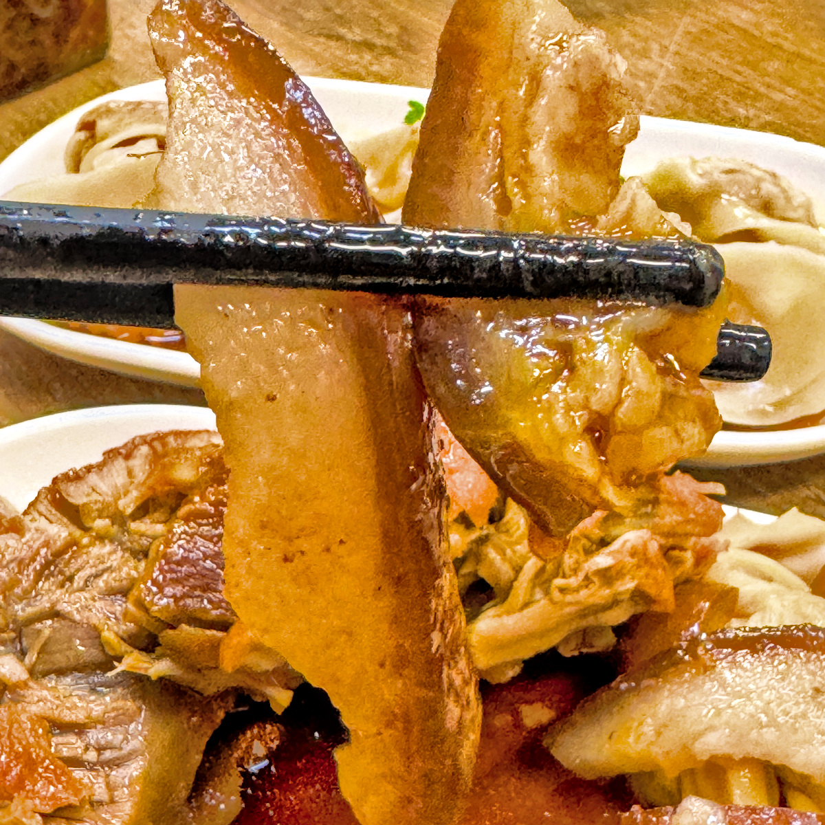 318霸王牛肉麵｜鳳山超人氣牛肉麵推薦！天然湯頭、巨無霸腿庫飯，高雄美食必吃名單