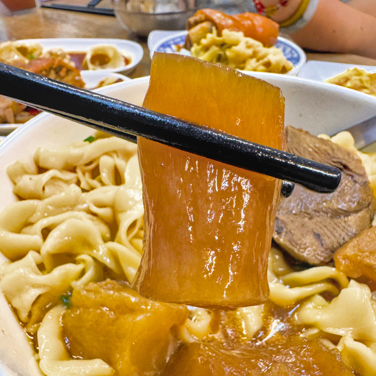 318霸王牛肉麵｜鳳山超人氣牛肉麵推薦！天然湯頭、巨無霸腿庫飯，高雄美食必吃名單