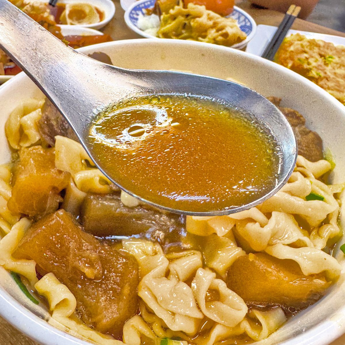 318霸王牛肉麵｜鳳山超人氣牛肉麵推薦！天然湯頭、巨無霸腿庫飯，高雄美食必吃名單