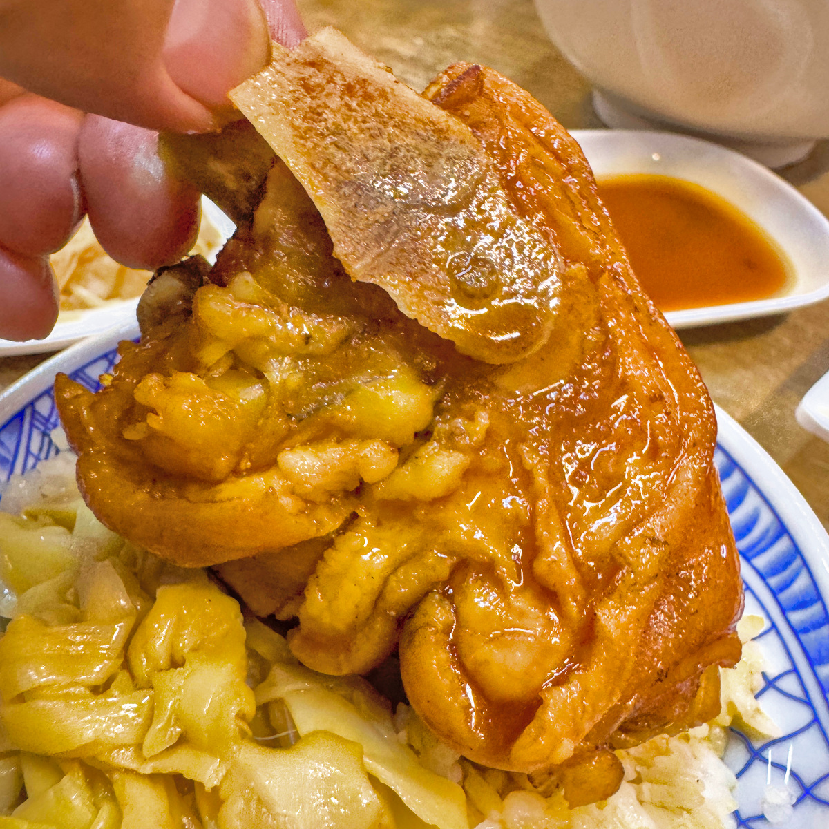 318霸王牛肉麵｜鳳山超人氣牛肉麵推薦！天然湯頭、巨無霸腿庫飯，高雄美食必吃名單