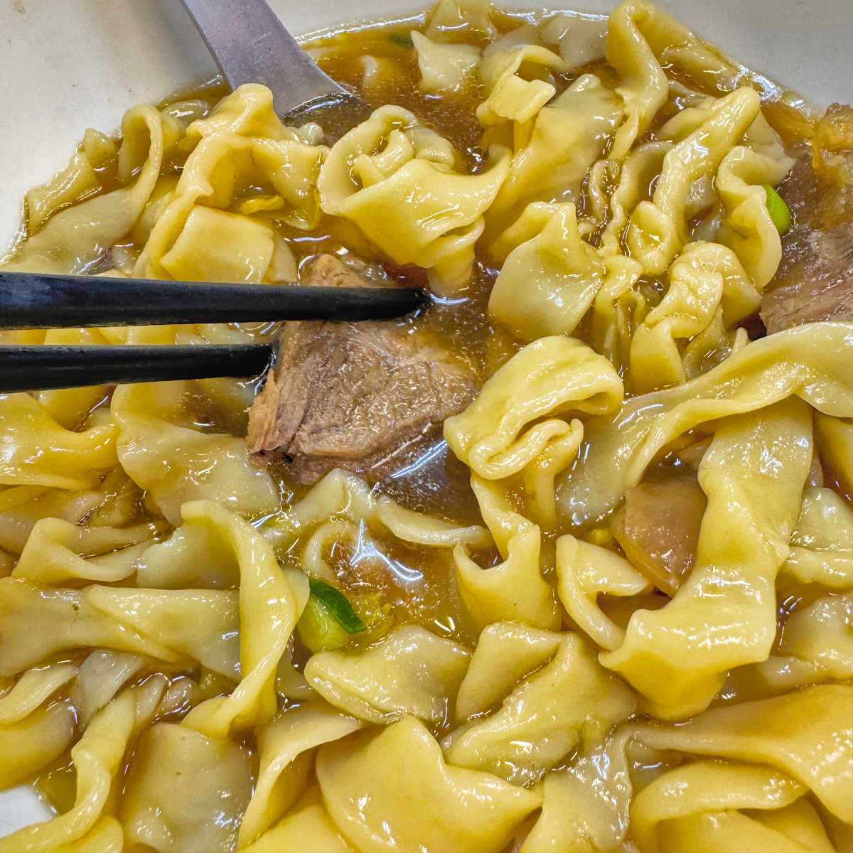318霸王牛肉麵｜鳳山超人氣牛肉麵推薦！天然湯頭、巨無霸腿庫飯，高雄美食必吃名單