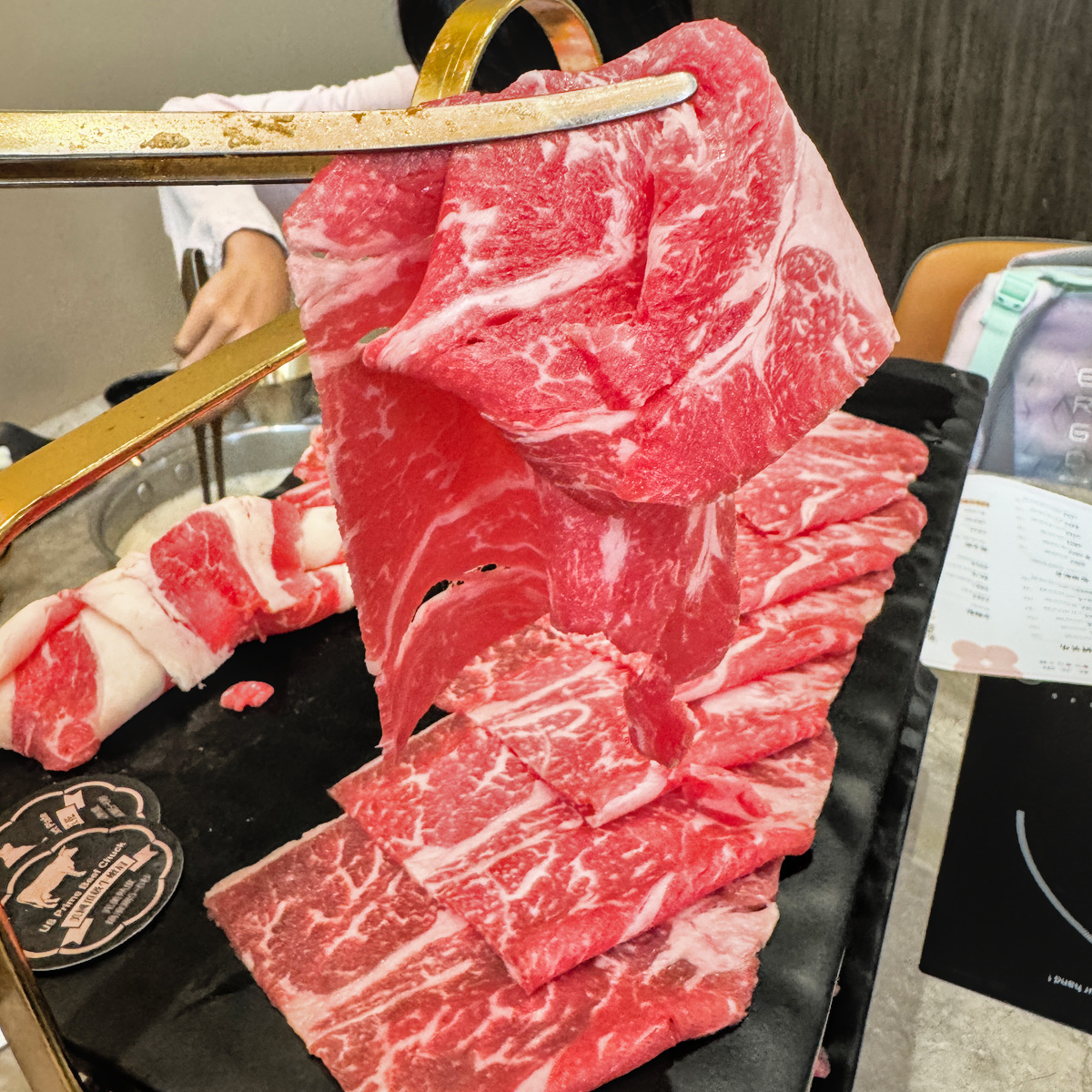 桃金鍋物｜高雄岡山最美火鍋店！超過50種自助吧吃到飽、雙人套餐超澎湃，一個人也能享受鴛鴦鍋