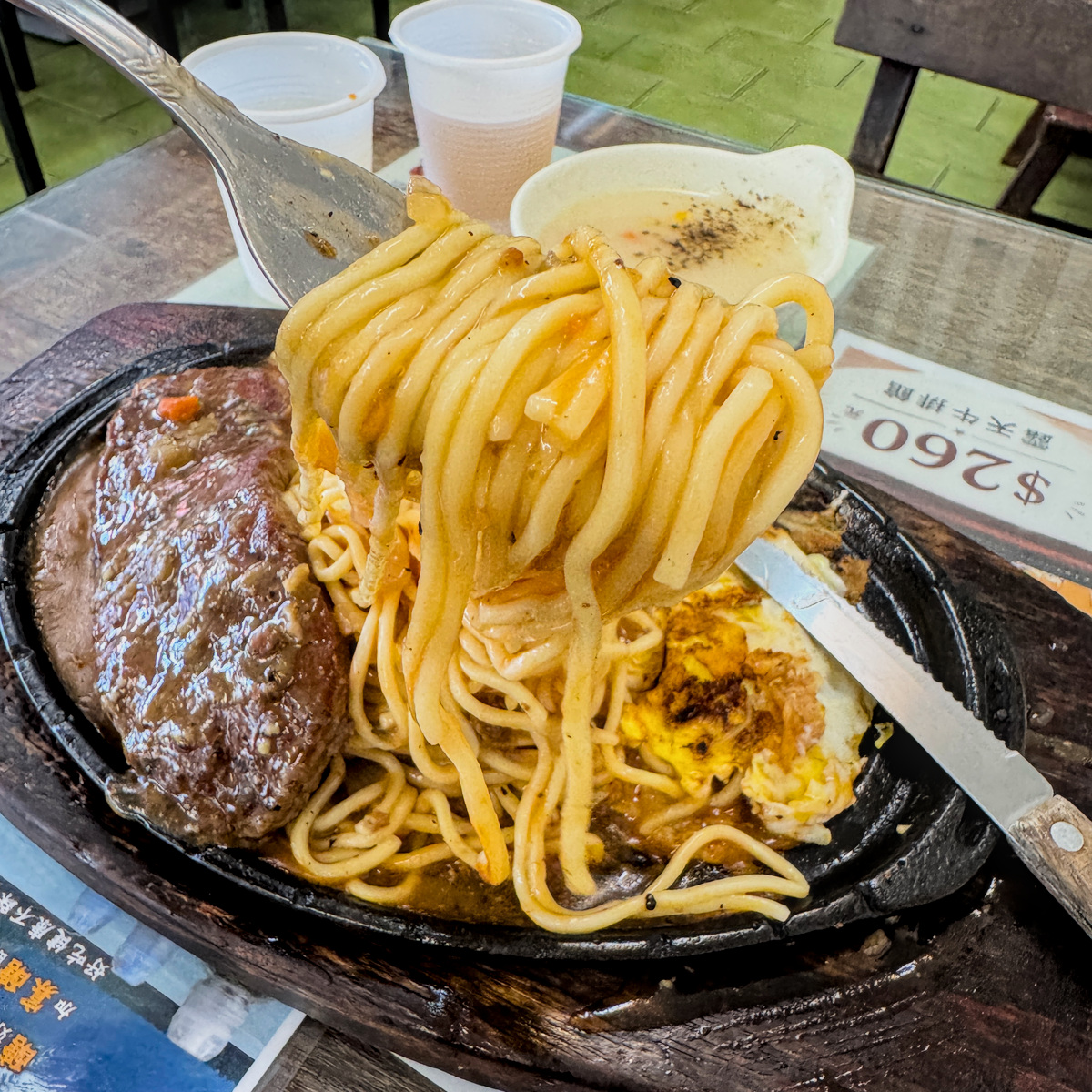 露天牛排館|岡山老字號平價鐵板牛排,蘋果醋喝到飽超加分!高雄岡山牛排推薦 - 第10張圖 露天牛排館|岡山老字號平價鐵板牛排,蘋果醋喝到飽超加分!高雄岡山牛排推薦