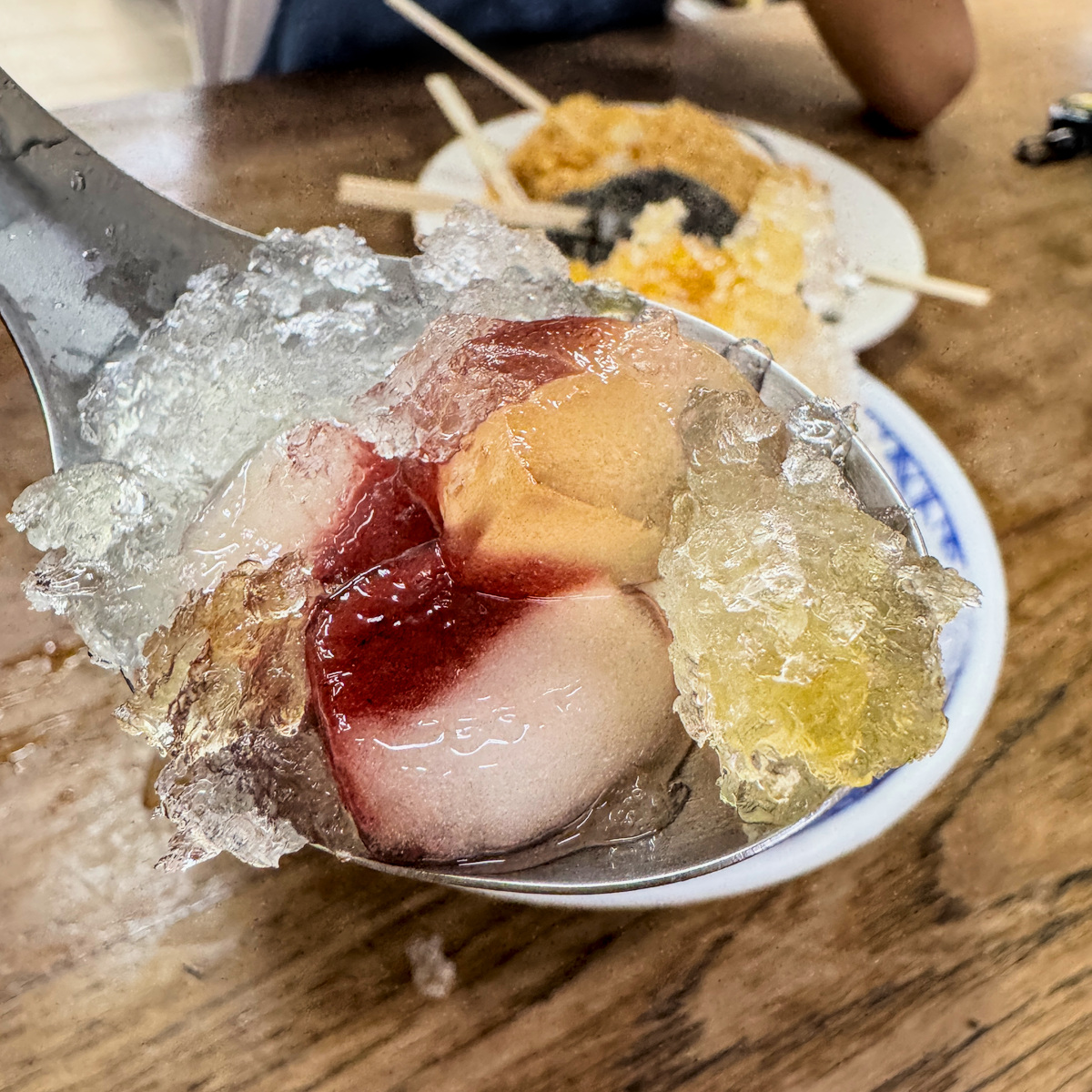 澎湖陳｜三民市場超人氣古早味甜點！必吃燒麻糬、八寶冰與紅麴粉粿，高雄三民區美食推薦