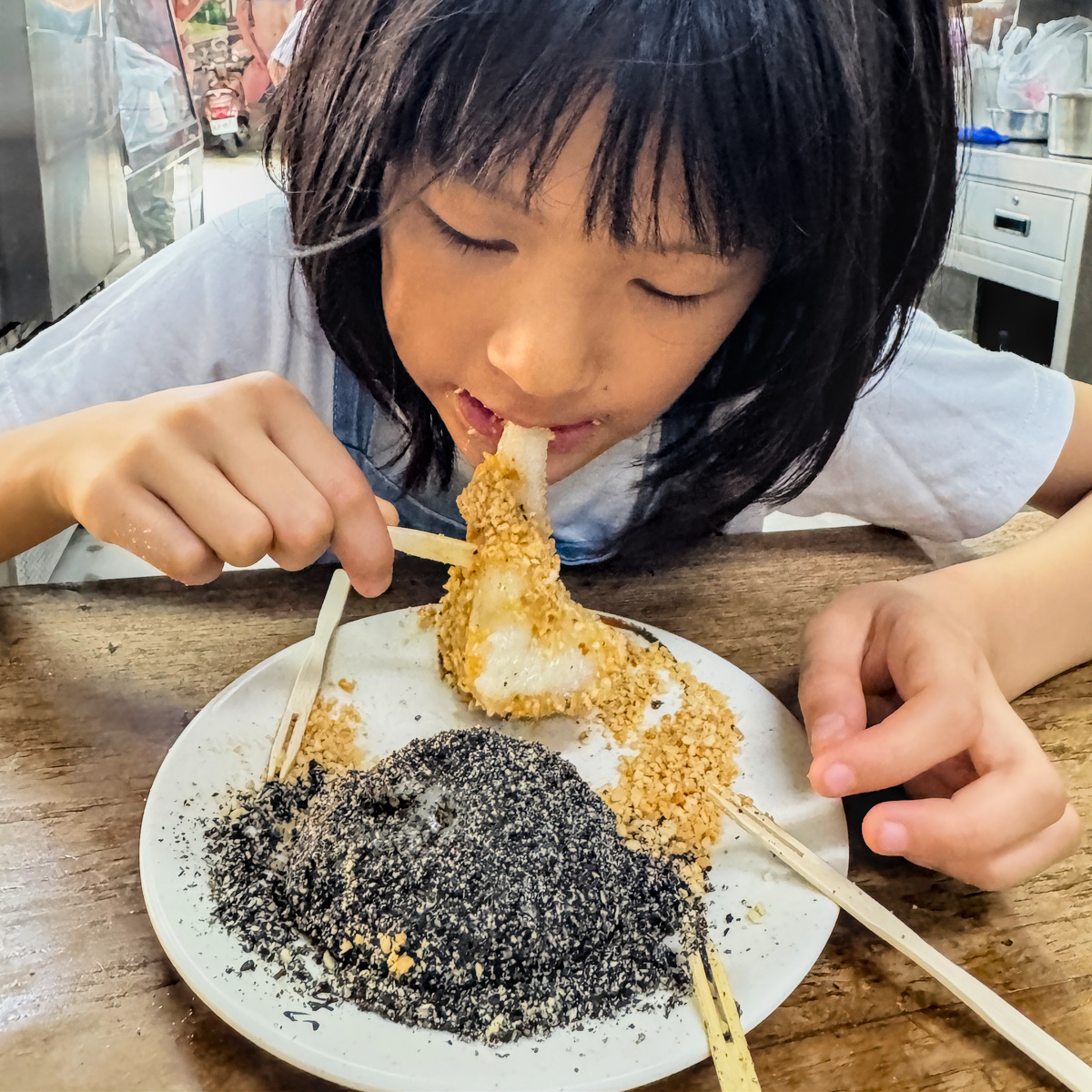 澎湖陳｜三民市場超人氣古早味甜點！必吃燒麻糬、八寶冰與紅麴粉粿，高雄三民區美食推薦
