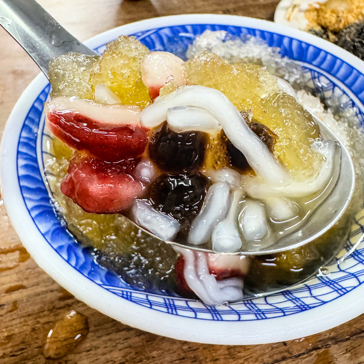 澎湖陳｜三民市場超人氣古早味甜點！必吃燒麻糬、八寶冰與紅麴粉粿，高雄三民區美食推薦